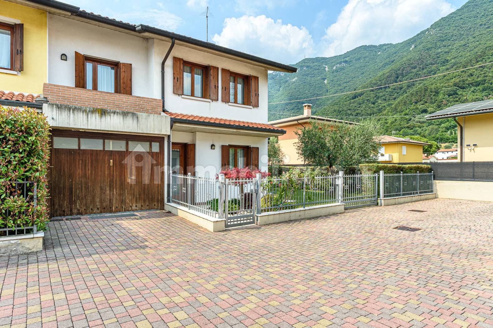 Villetta a schiera di testa con giardino - Pove del Grappa